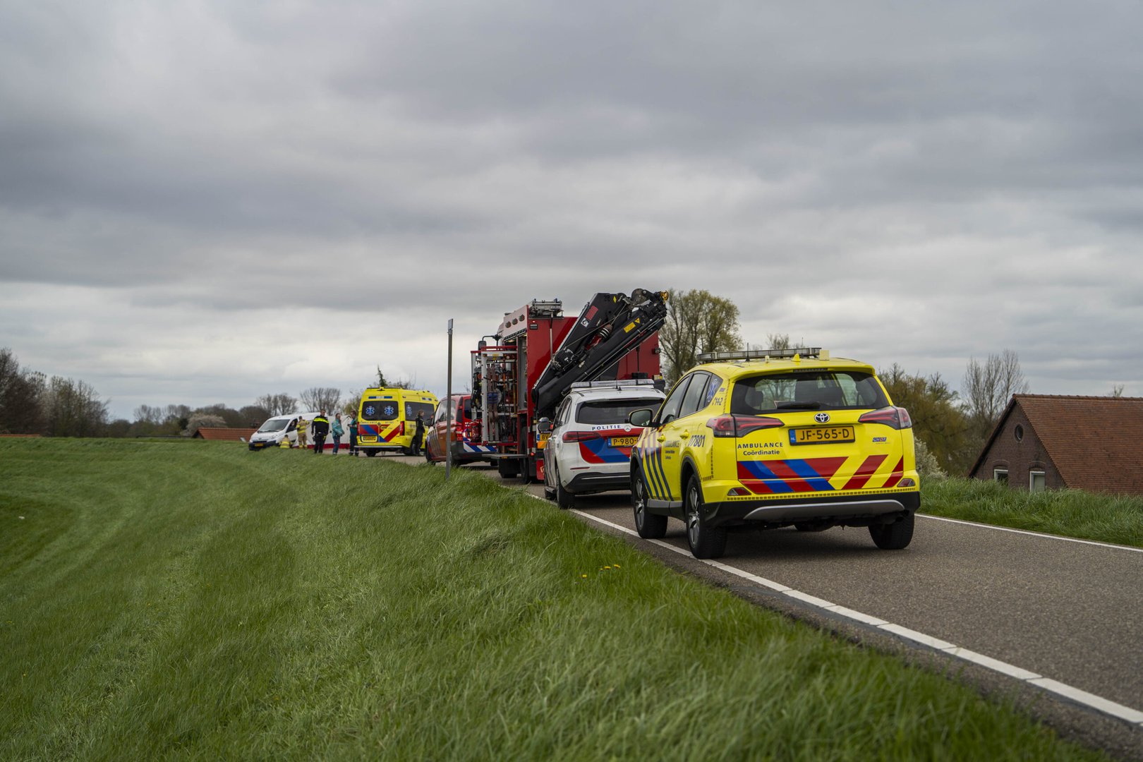 Motorrijder (23) overleden na ongeval op dijk