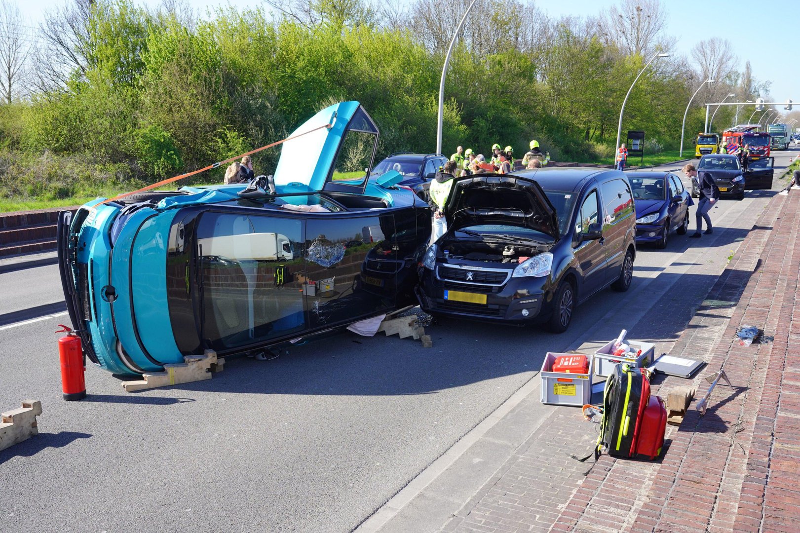 Auto belandt op zijkant na kettingbotsing