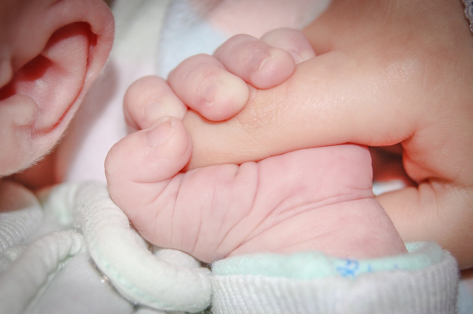 Ouders van overleden baby Dishaïro moeten huis uit