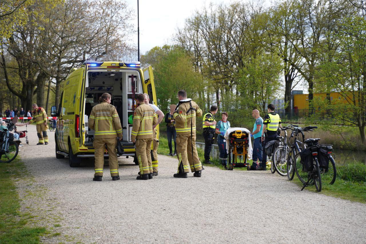 Omstanders schieten te hulp nadat man te water raakt