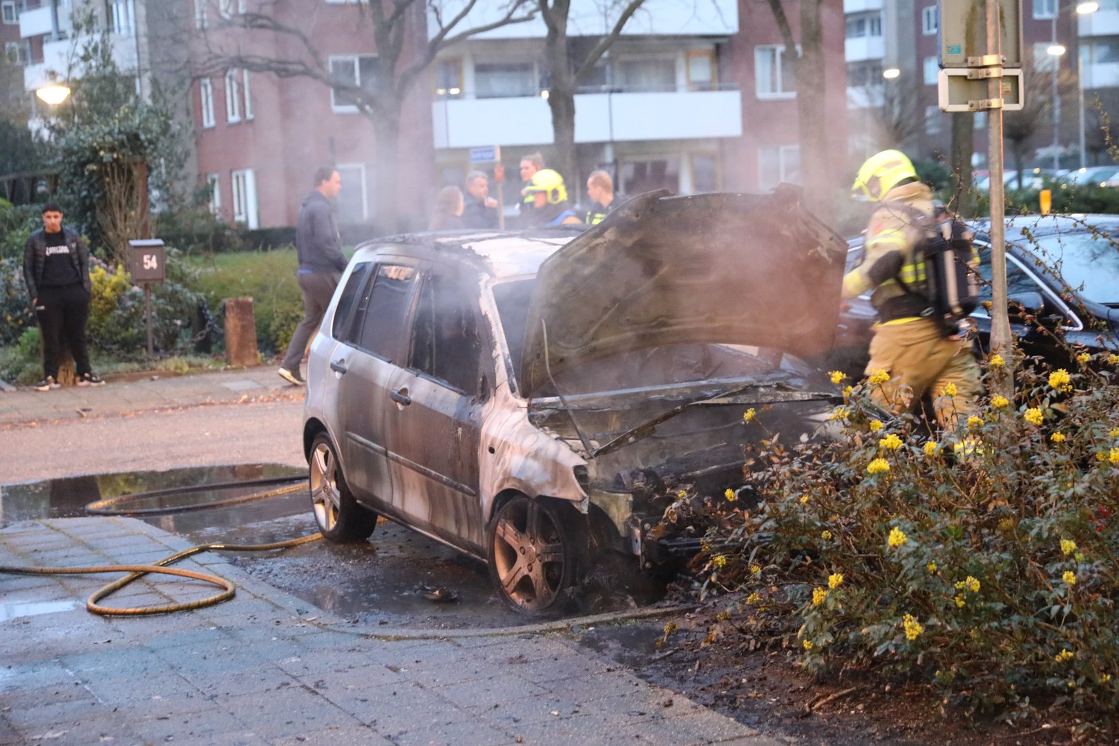 Auto in brand gestoken op invalidenparkeerplaats