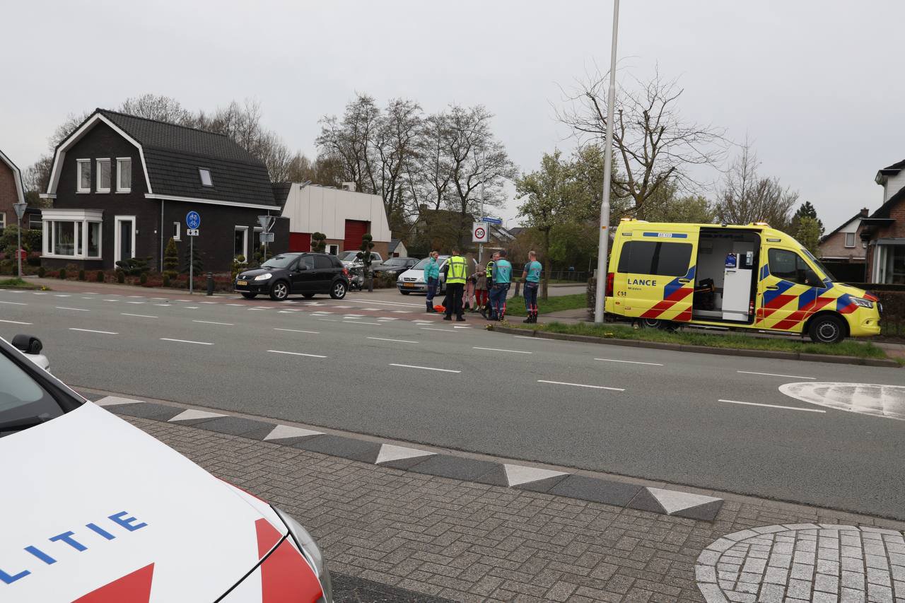 Scooterrijdster raakt licht gewond bij botsing met auto