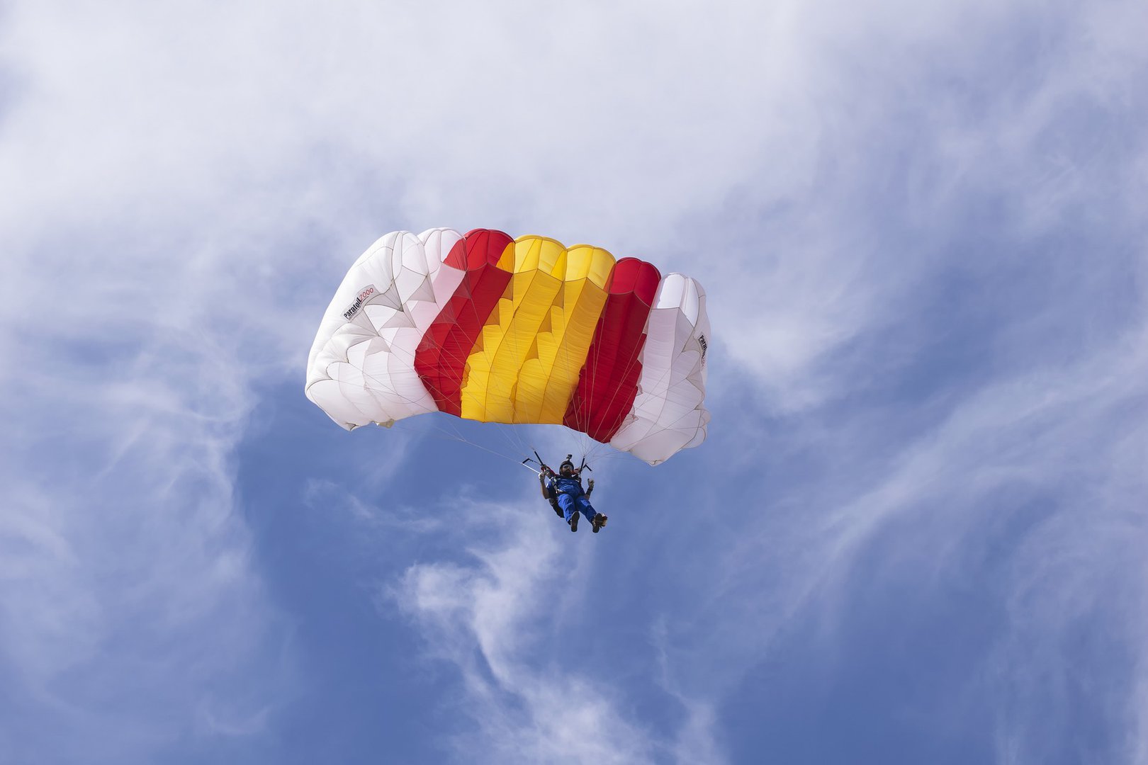 Parachutist komt bij landing in boom terecht