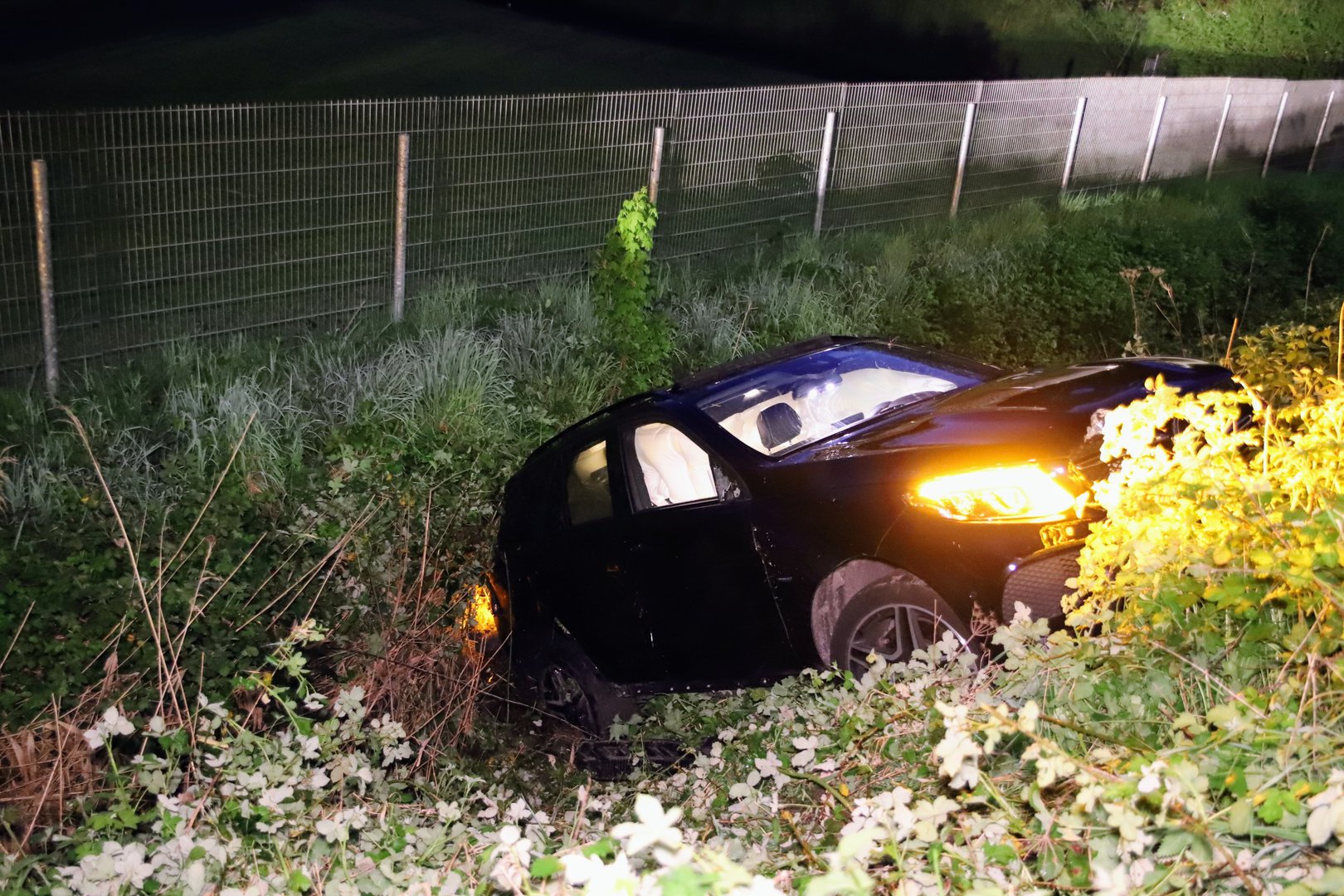 Auto vliegt uit de bocht, inzittenden gevlucht