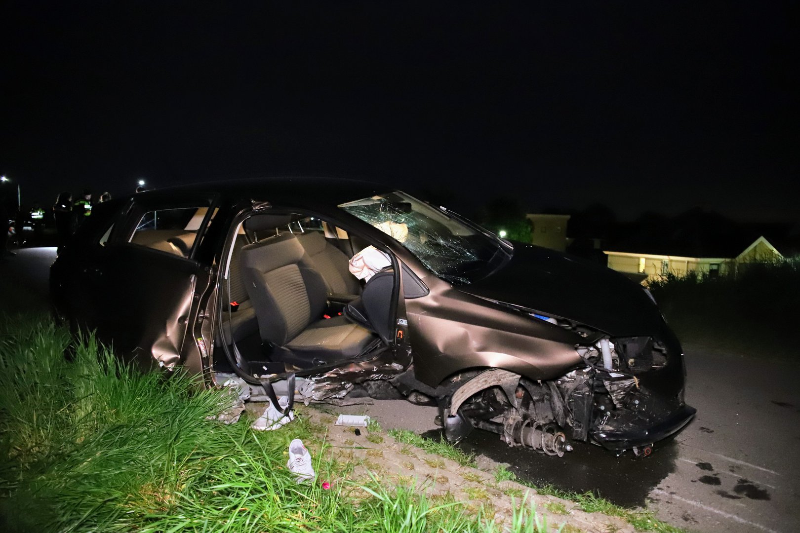 Auto klapt tegen betonblok, een persoon raakt gewond