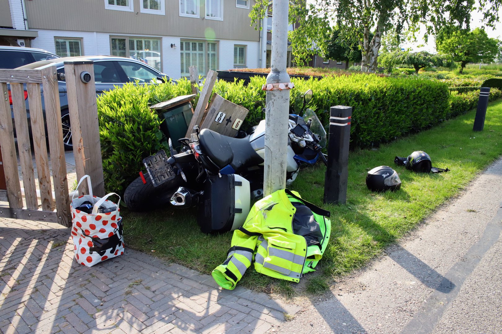 Motorrijder raakt van de weg en botst tegen lantaarnpaal