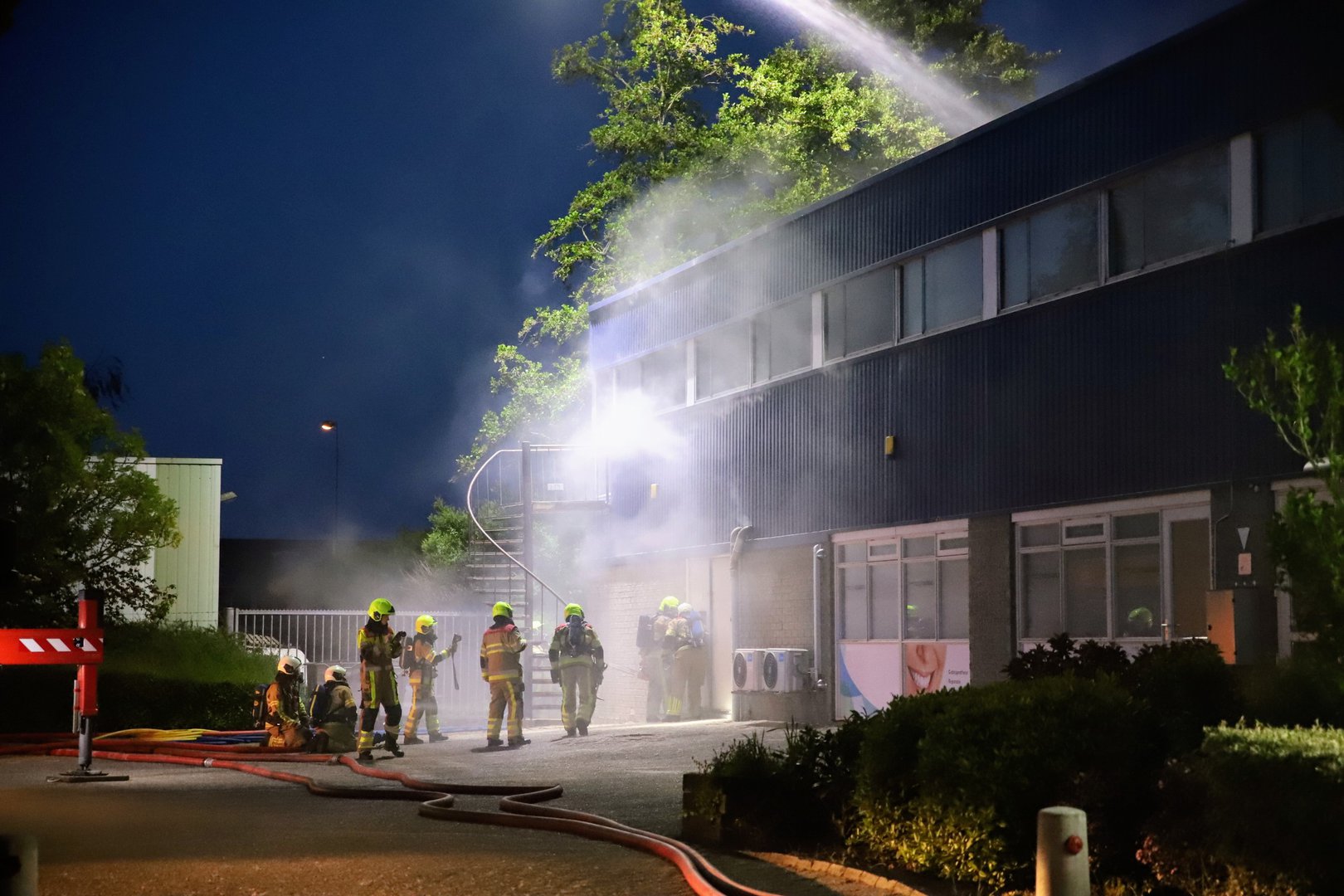 Felle brand in bedrijfsverzamelgebouw