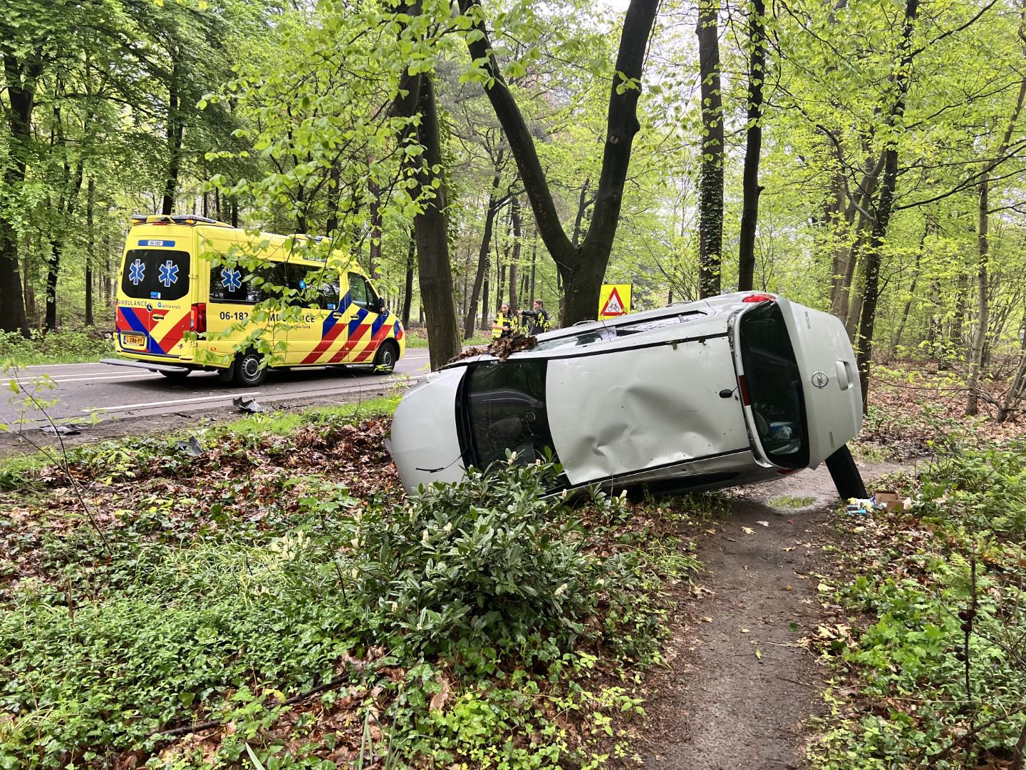 Auto belandt op zijkant tegen boom na botsing N302