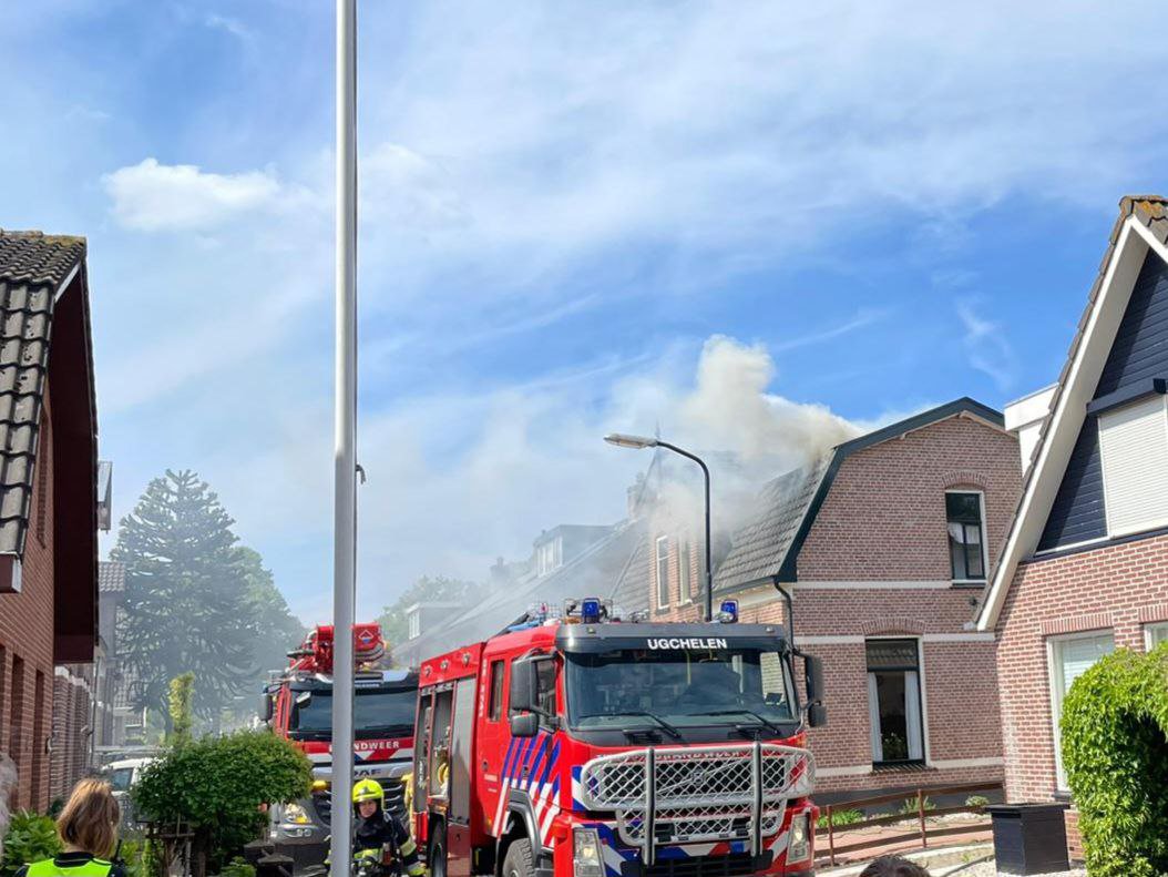 Brandweerman gewond tijdens ‘binnenaanval’ bij zolderbrand