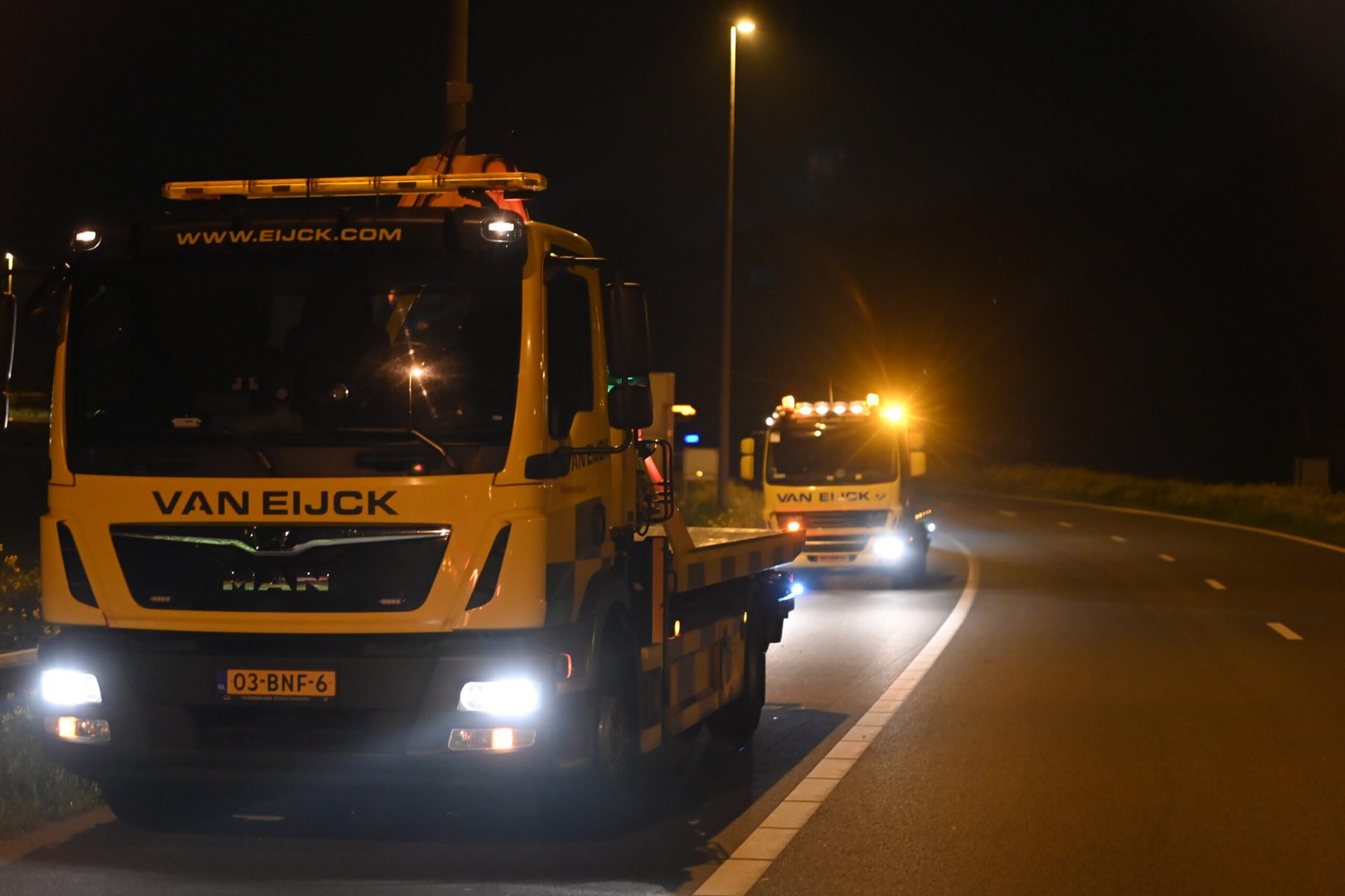 Tientallen auto’s beschadigd door vrachtwagen band op snelweg