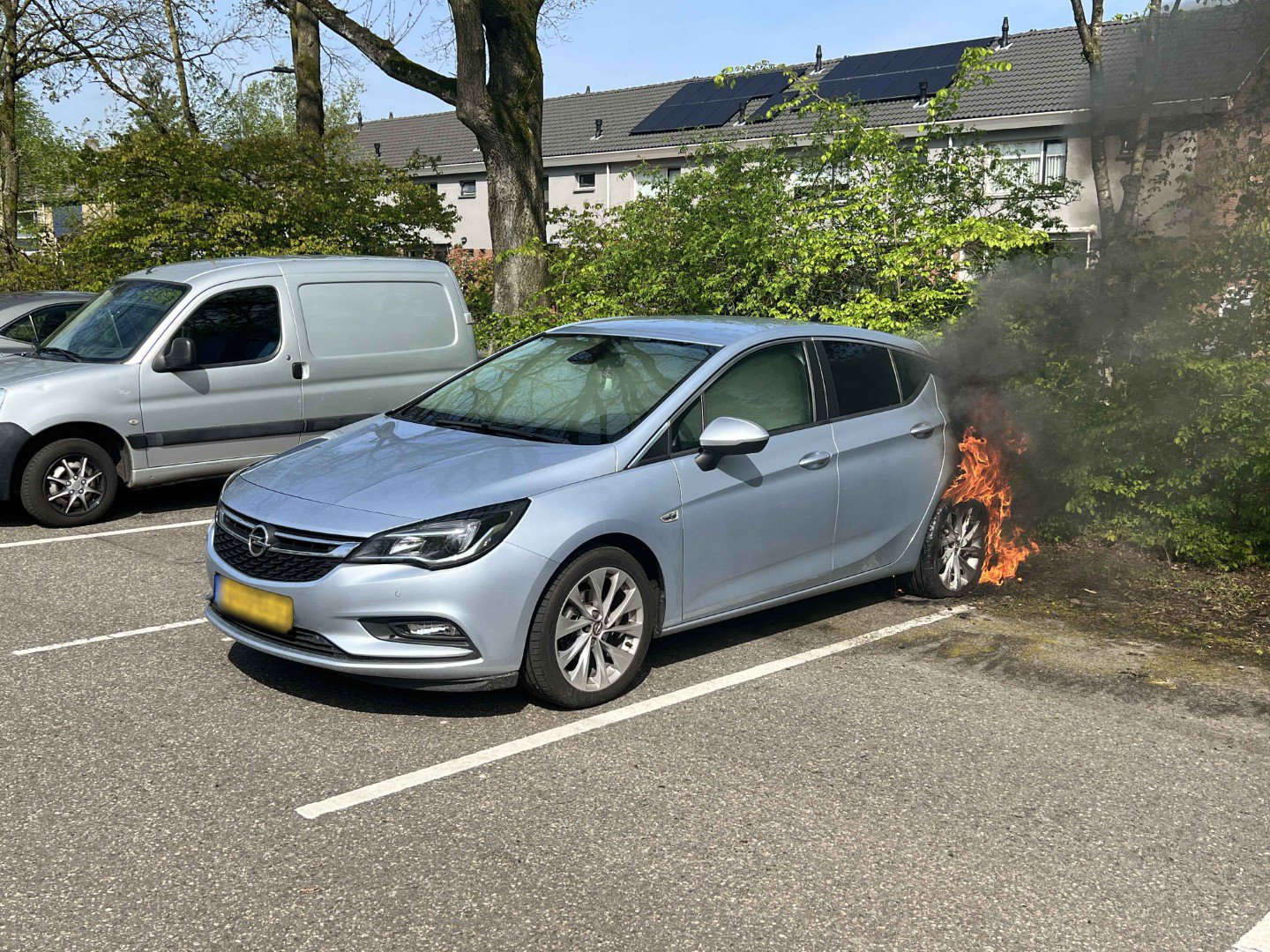 Auto vliegt in brand op parkeerplaats, eigenaar voor de tweede keer de dupe