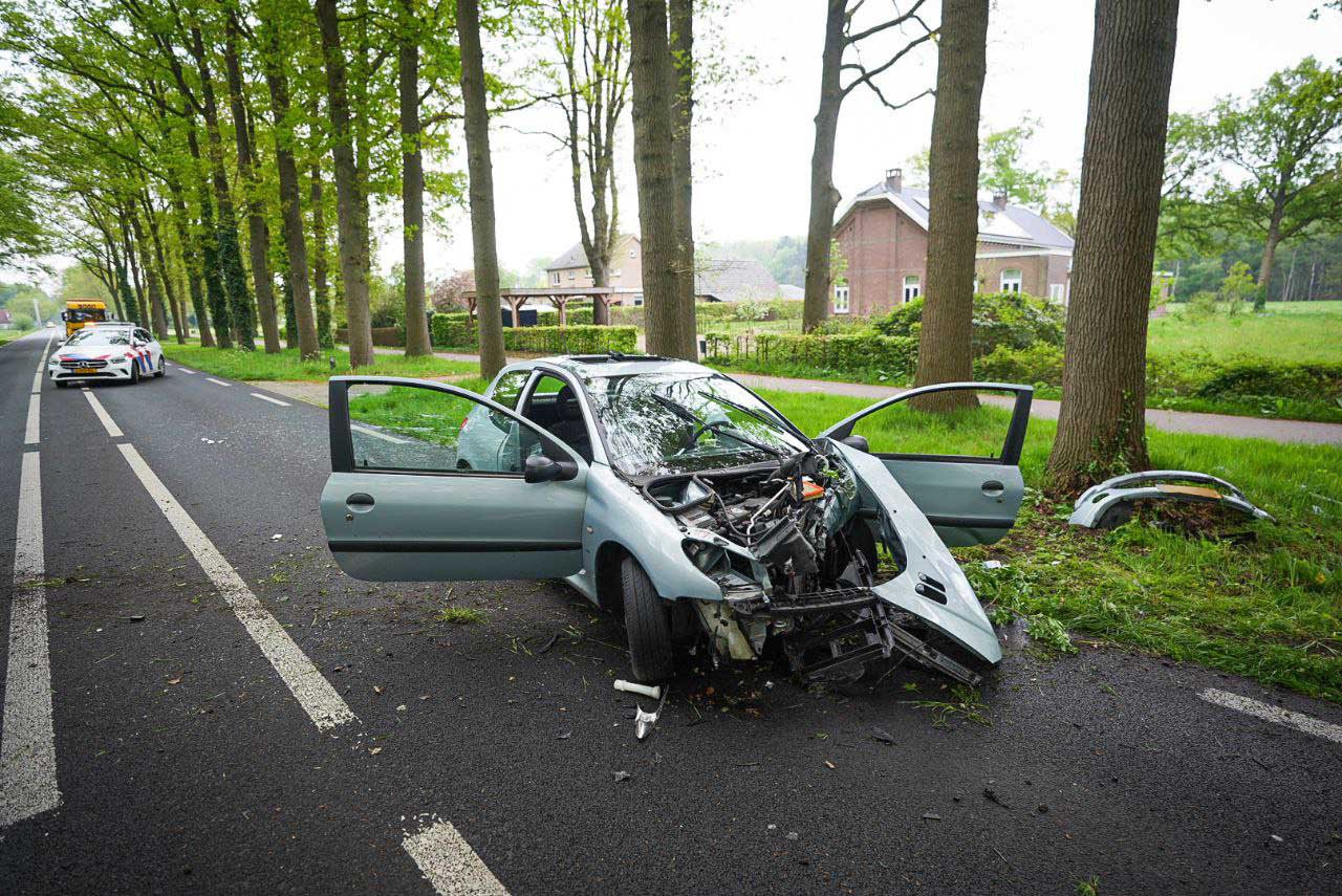 VIDEO UPDATE: Automobilist zwaargewond na frontale klap tegen boom