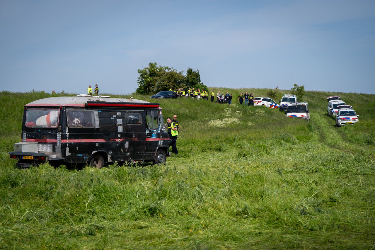 FOTO UPDATE : Politie maakt eind aan illegale Rave party na geluidsoverlastklachten