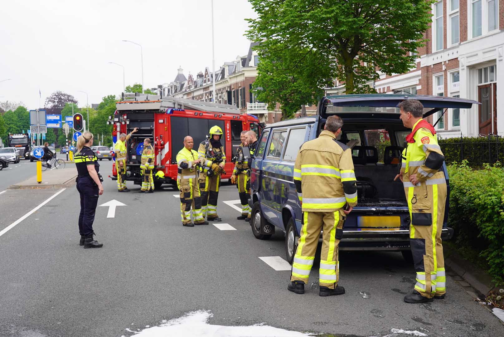 Busje vliegt in brand tijdens het rijden