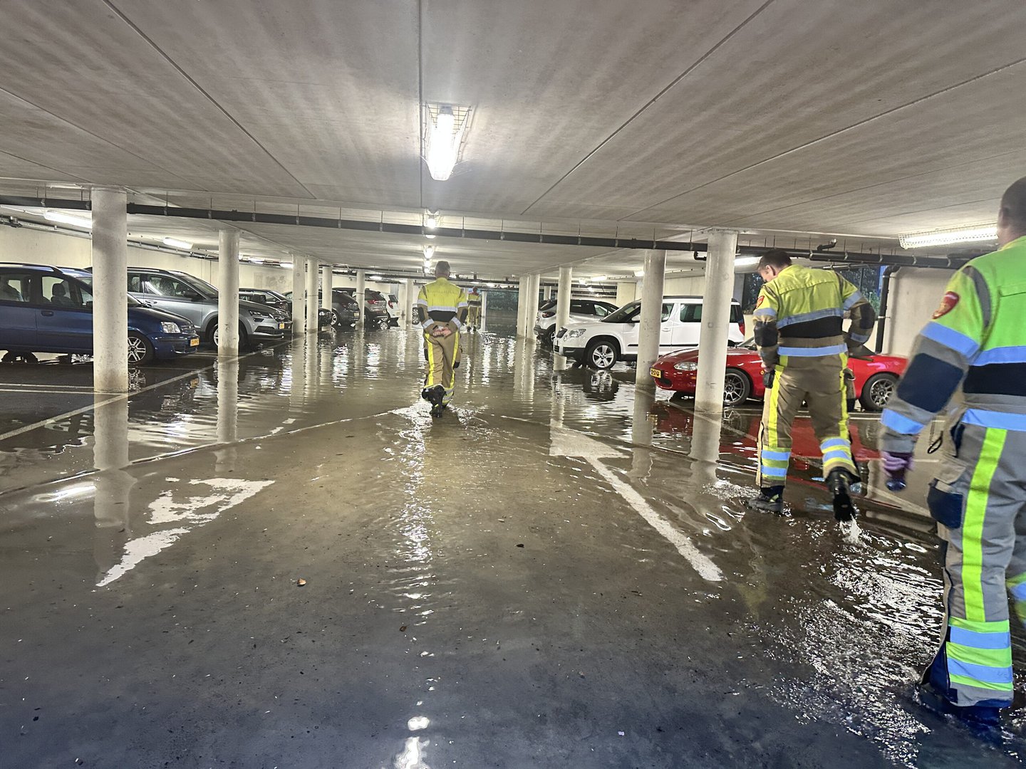 Parkeergarage onder water door hevige regenval