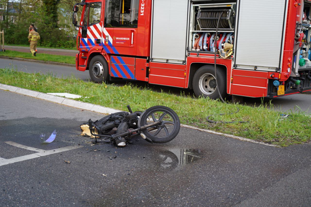 Scooter vliegt in brand na aanrijding