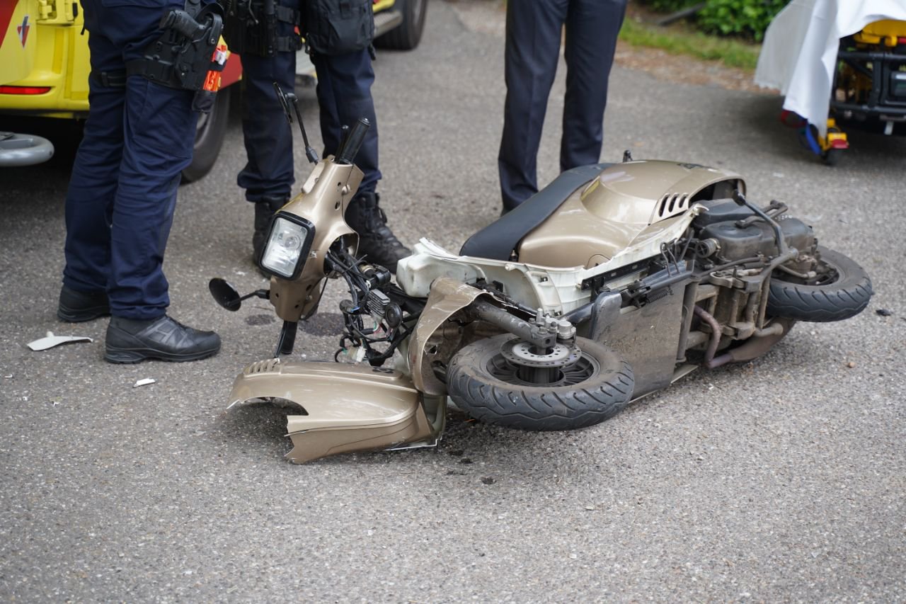 Scooterrijder raakt gewond bij ongeval met auto