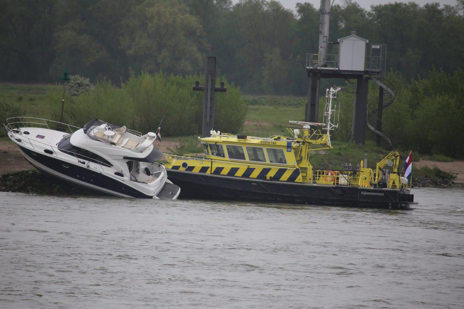 Plezierjacht vast op krib na ongeval