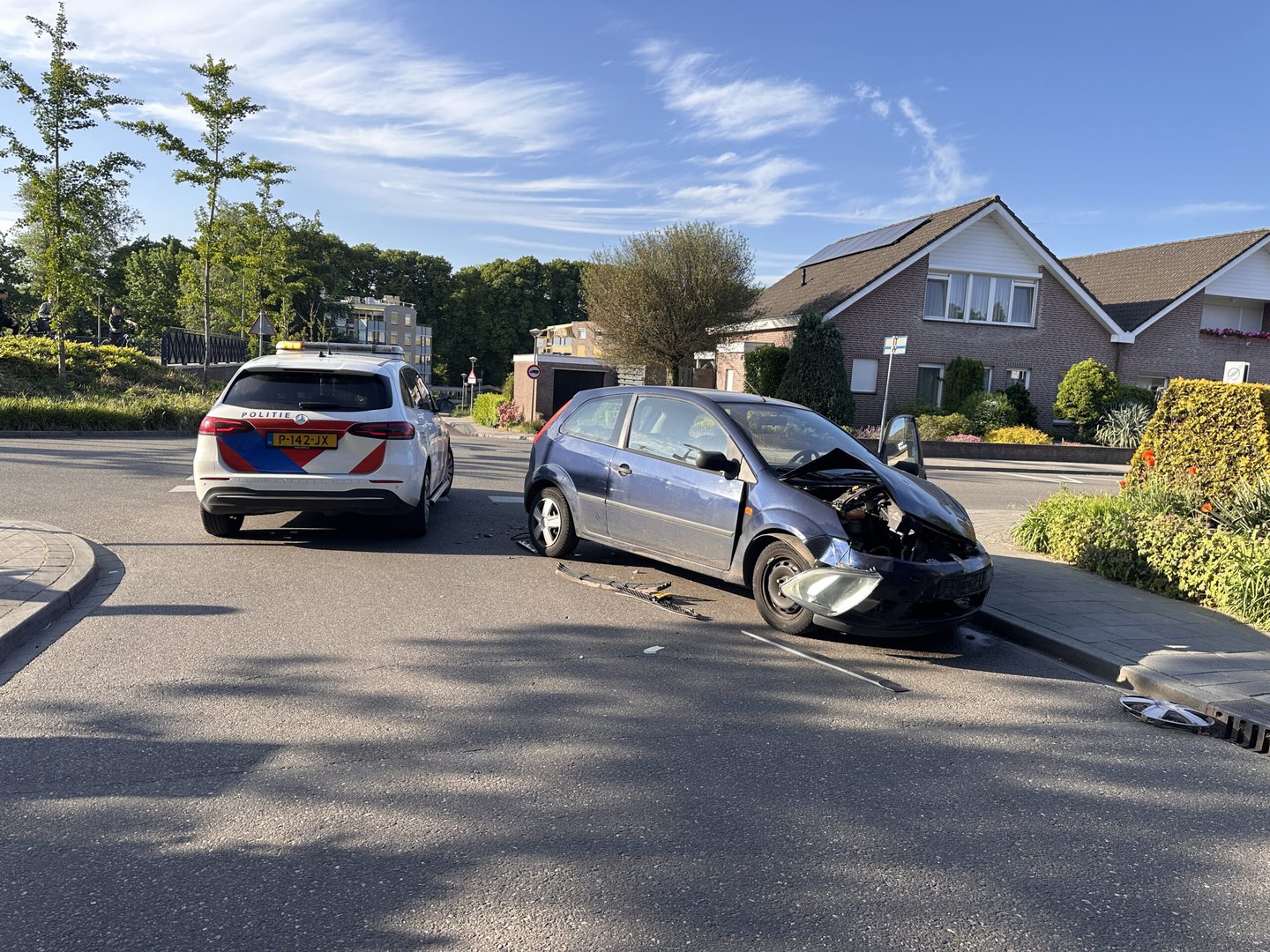 Harde klap door auto’s die botsen op kruispunt