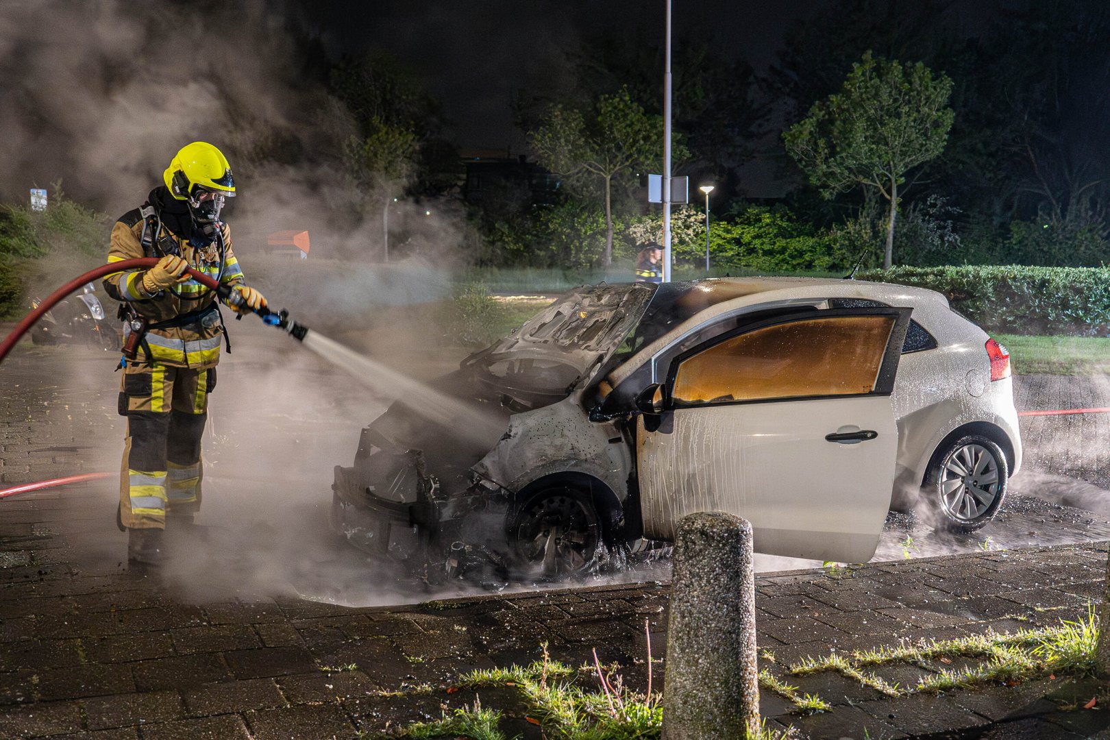 Geparkeerde auto verwoest door brand