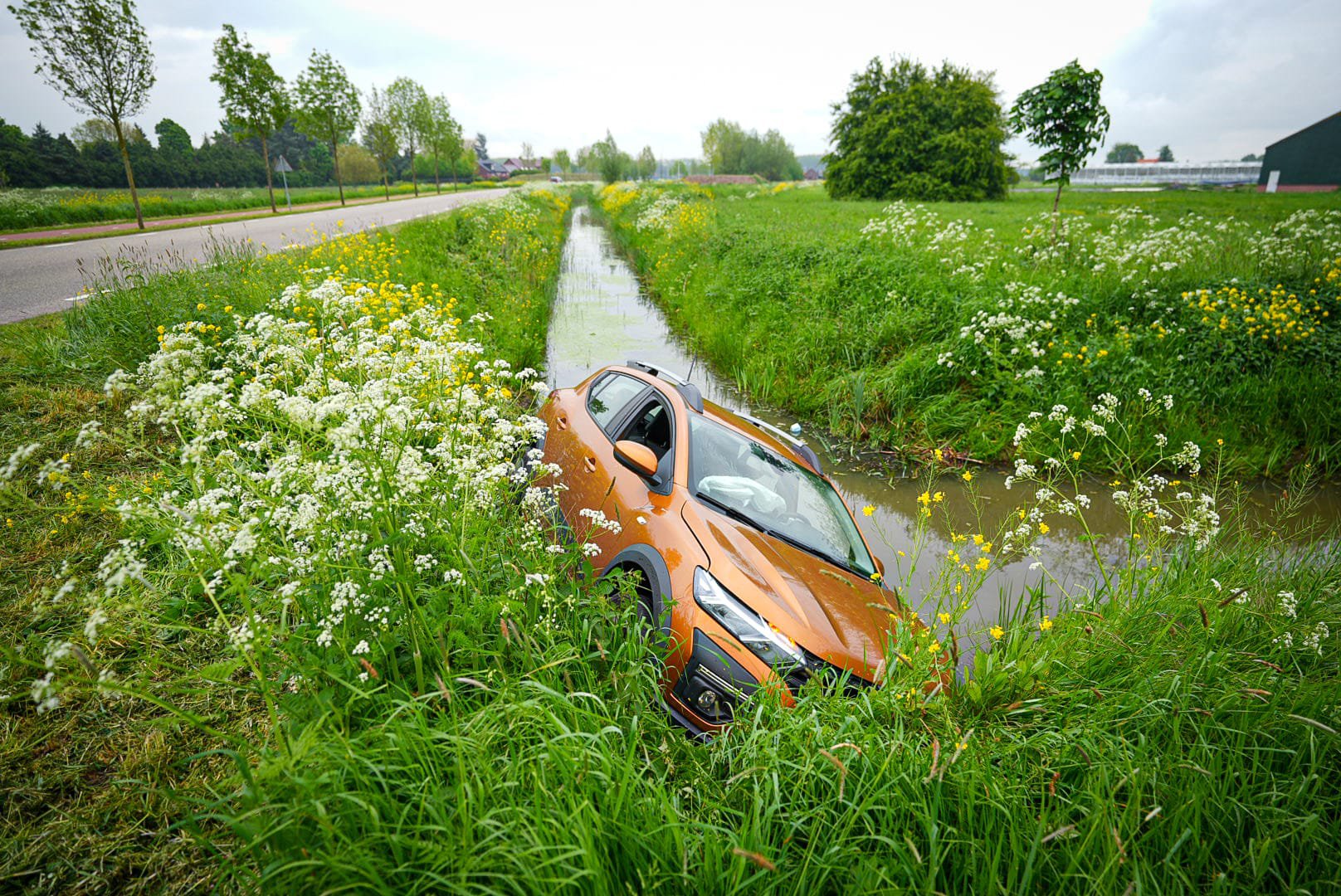 Automobilist belandt in de sloot bij Driel