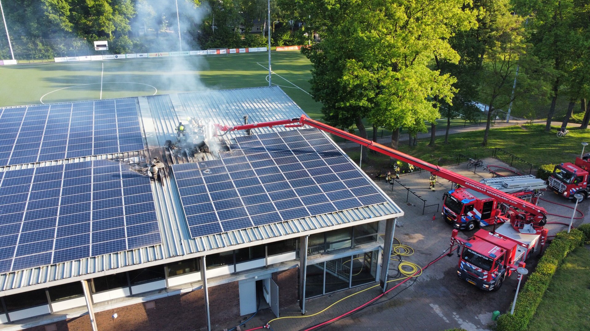 Zonnepanelen van clubgebouw in brand