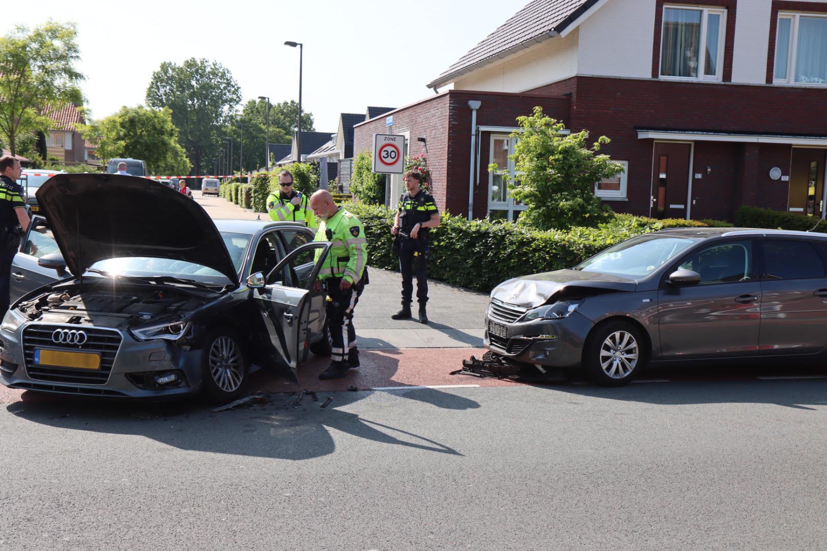 Botsing tussen twee auto’s tijdens bruiloftsfeest