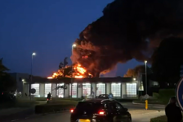 Zeer grote brand in Elburg uitgebroken (video)