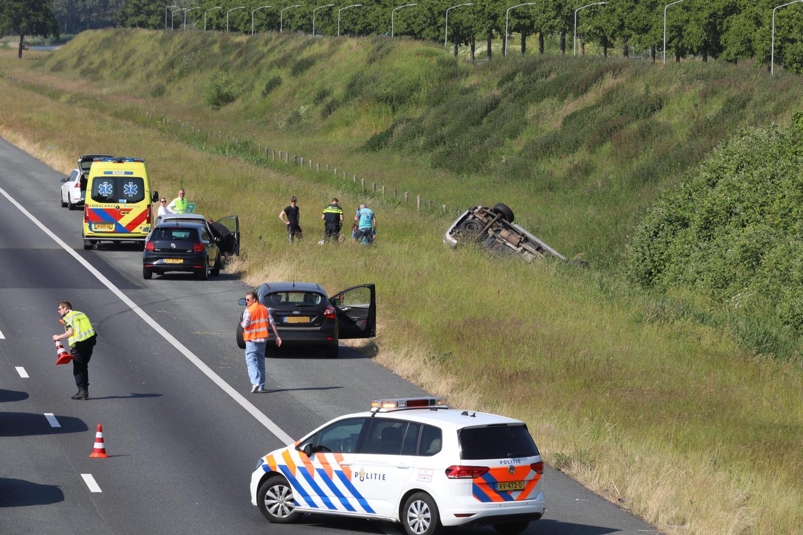 Auto slaat over de kop en belandt in sloot