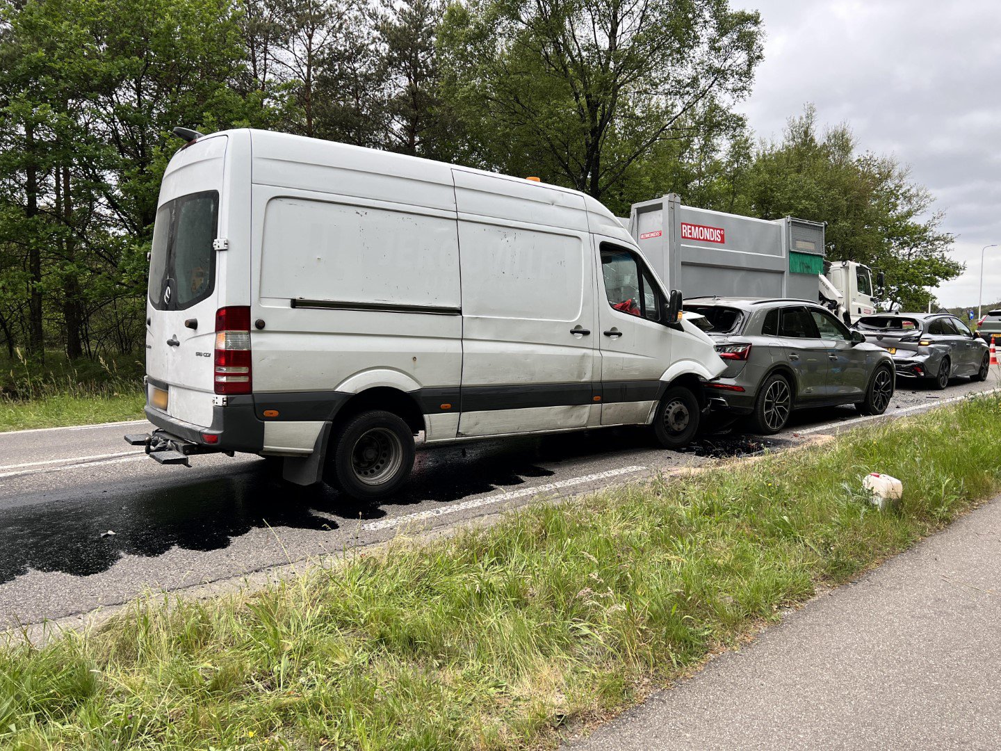 Veel olie op het wegdek na ongeluk tussen drie voertuigen