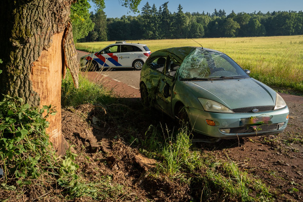 Fietser treft gecrashte auto aan met dronken bestuurder