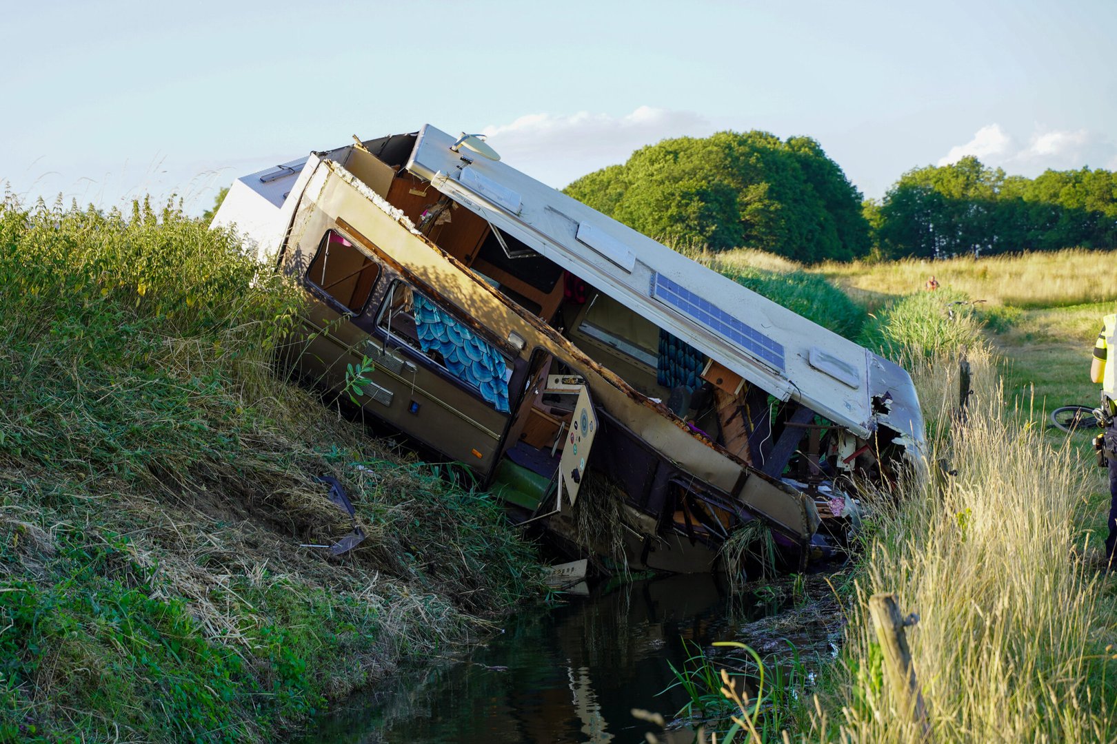 UPDATE: Camper raakt van snelweg af en crasht