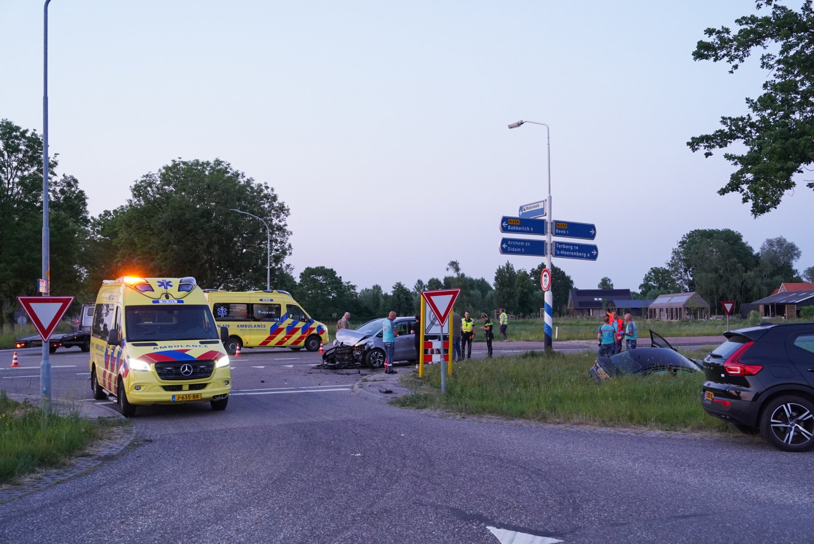 Forse aanrijding twee voertuigen in Beek