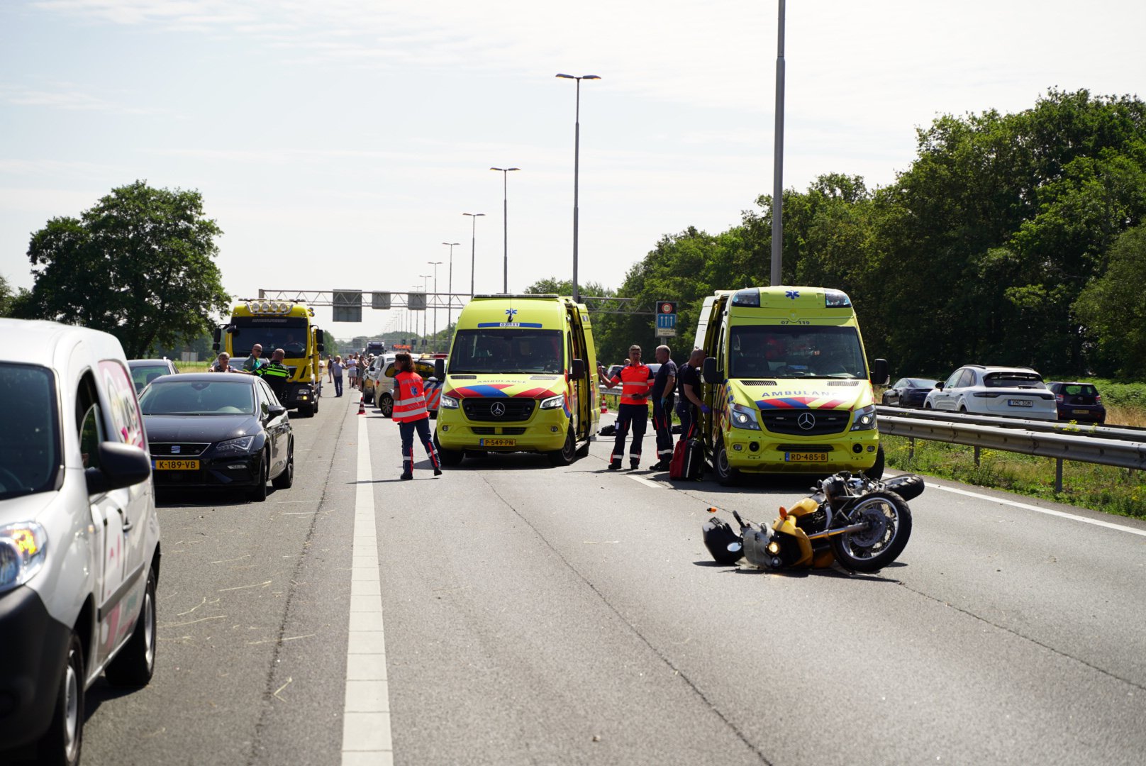 Twee zwaargewonden bij ongeval, snelweg dicht