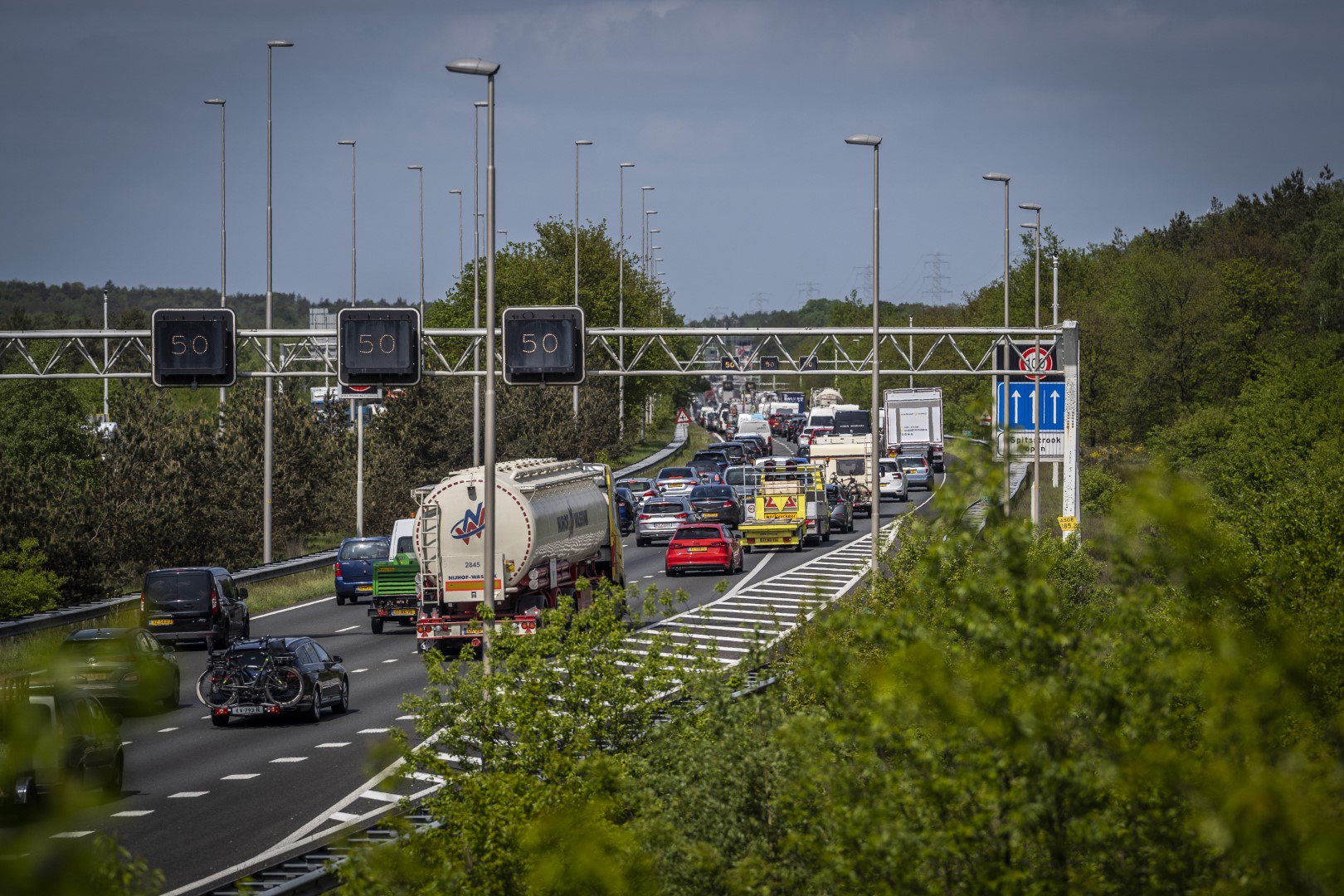 Ravage op snelweg; ongeval met twee vrachtwagens en personenauto’s