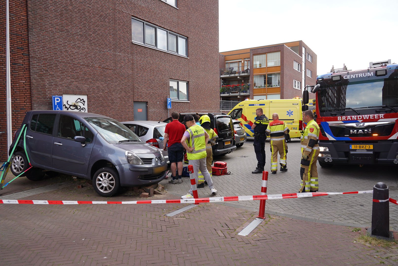 Bestuurder rijdt vrouw aan doordat gas bleef hangen