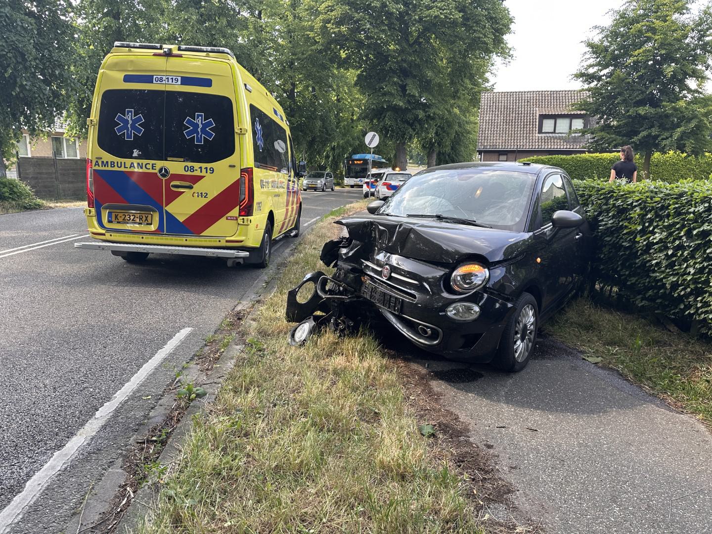 Automobiliste gewond na botsing tegen boom