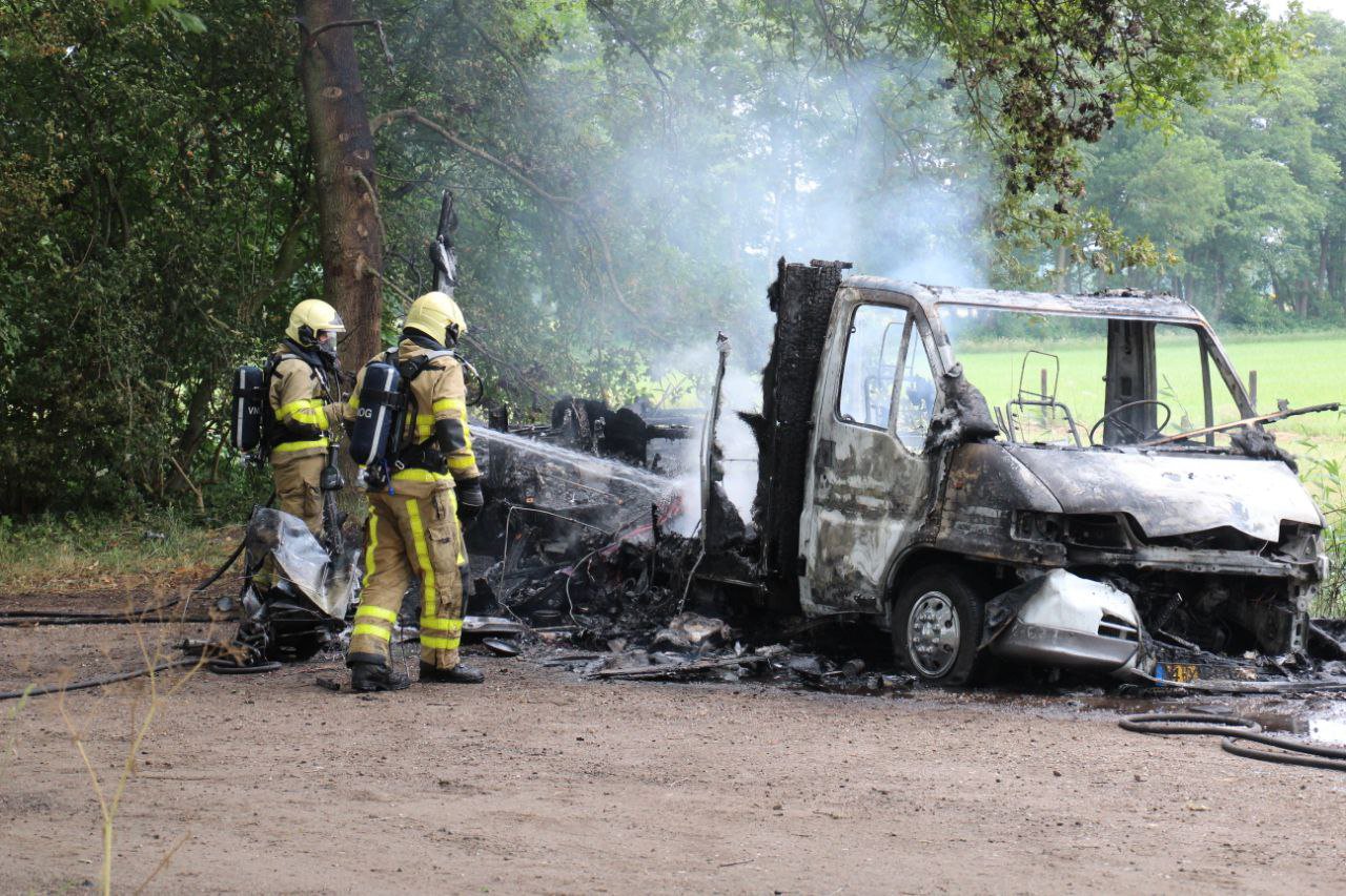 Camper brand volledig uit op parkeerplaats