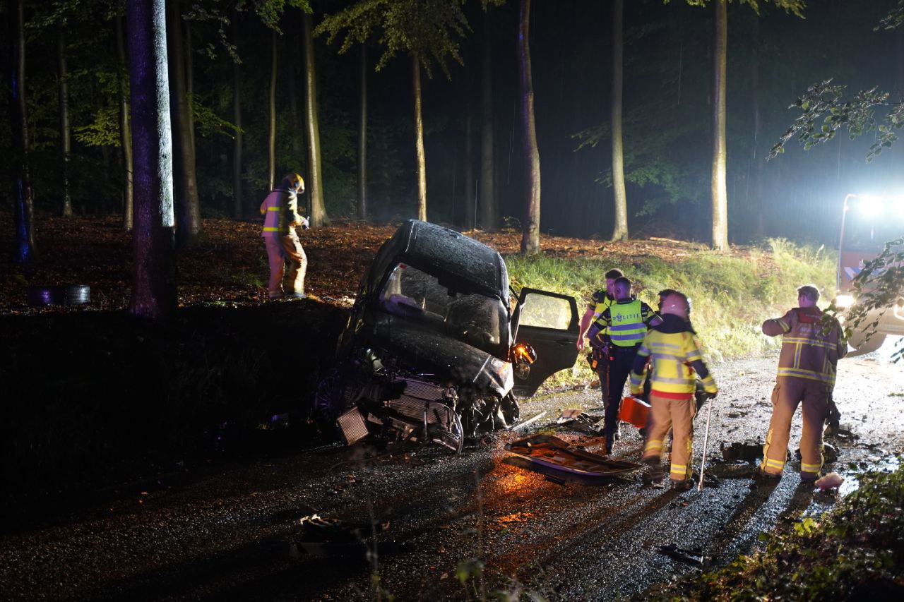 Auto in puin na botsing tegen boom