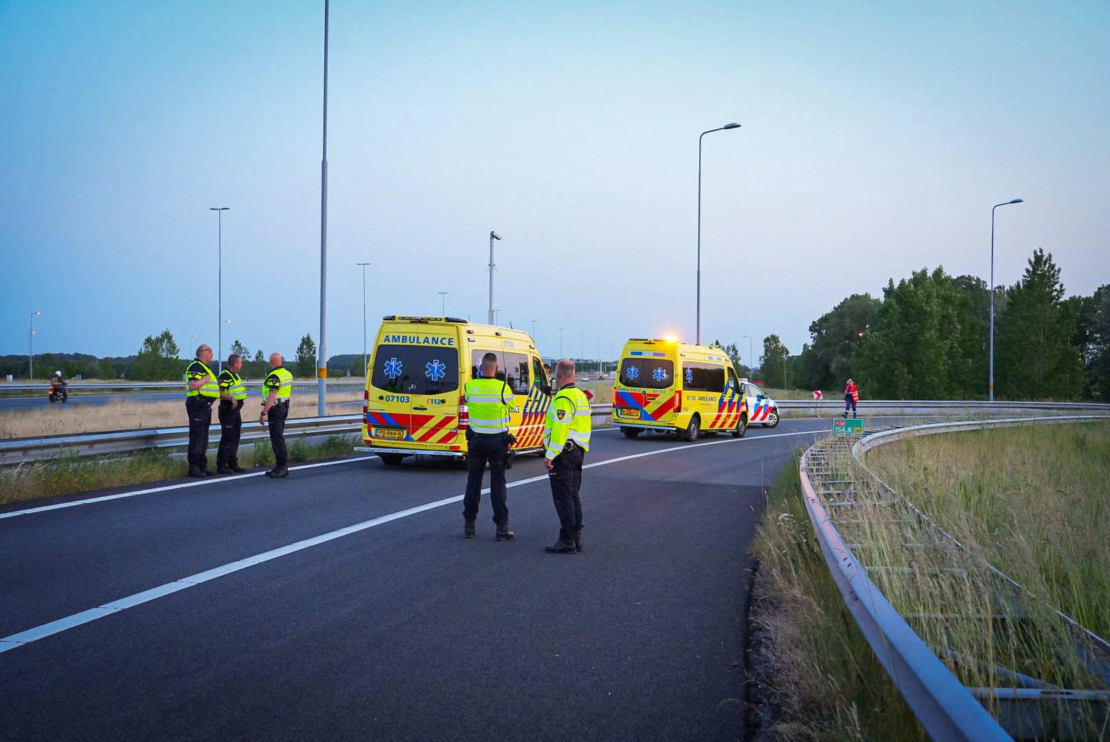 Motorrijder komt onderaan talud te liggen na ongeluk