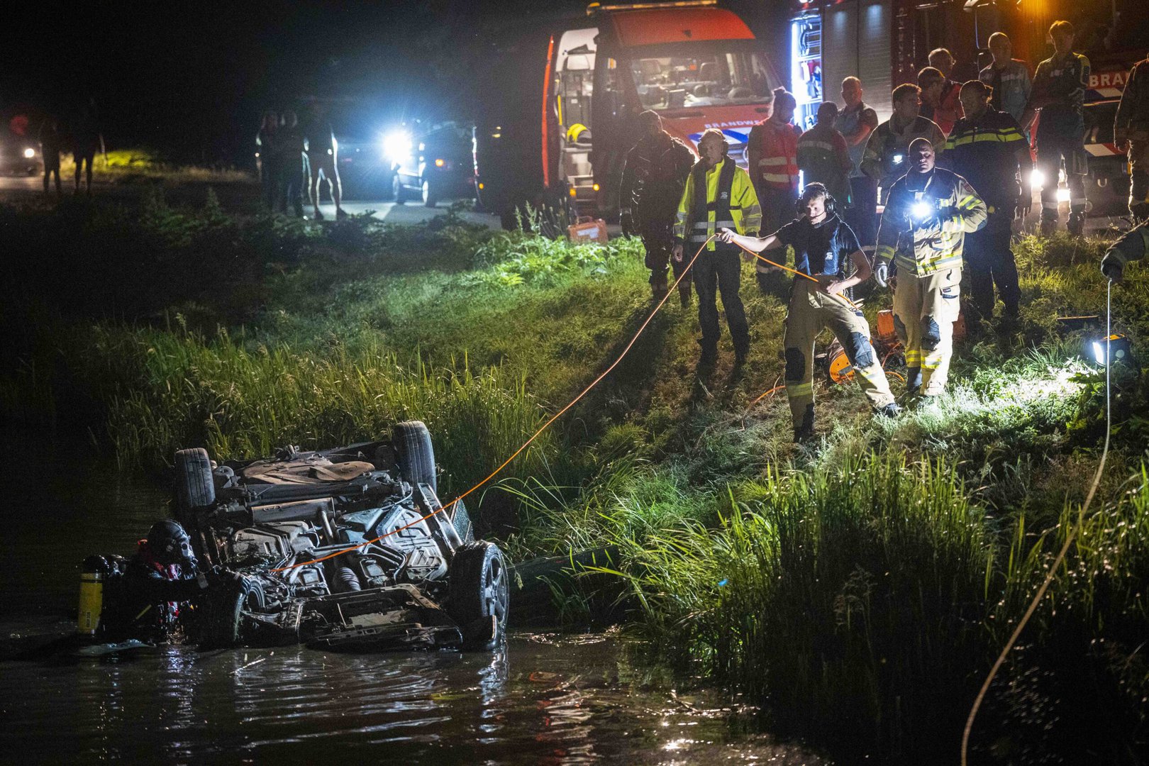 Auto belandt over de kop in sloot: hulpdiensten massaal ter plaatse