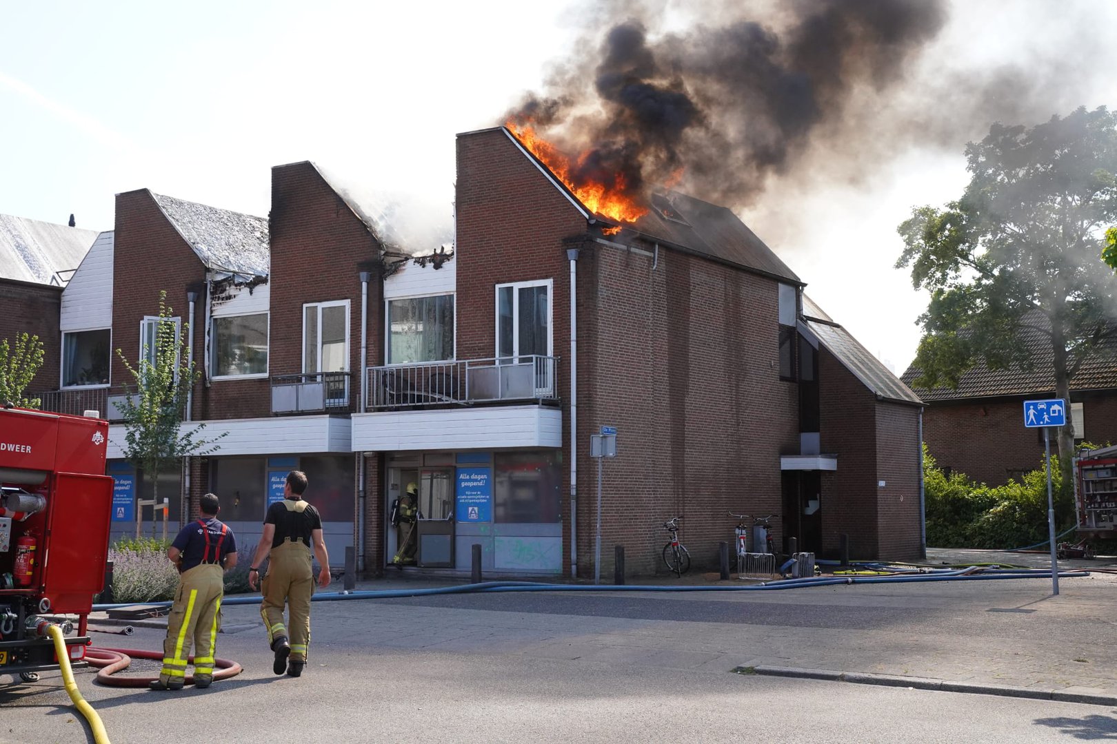 Grote brand in Apeldoorn: vlammen slaan uit daken van woningen