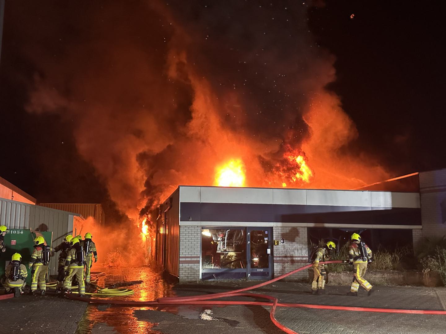 Grote uitslaande brand verwoest kringloopwinkel