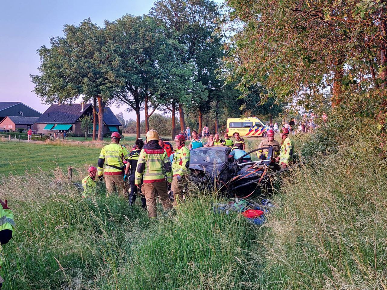 Auto slaat over de kop en crasht in sloot; drie gewonden, van wie twee ernstig