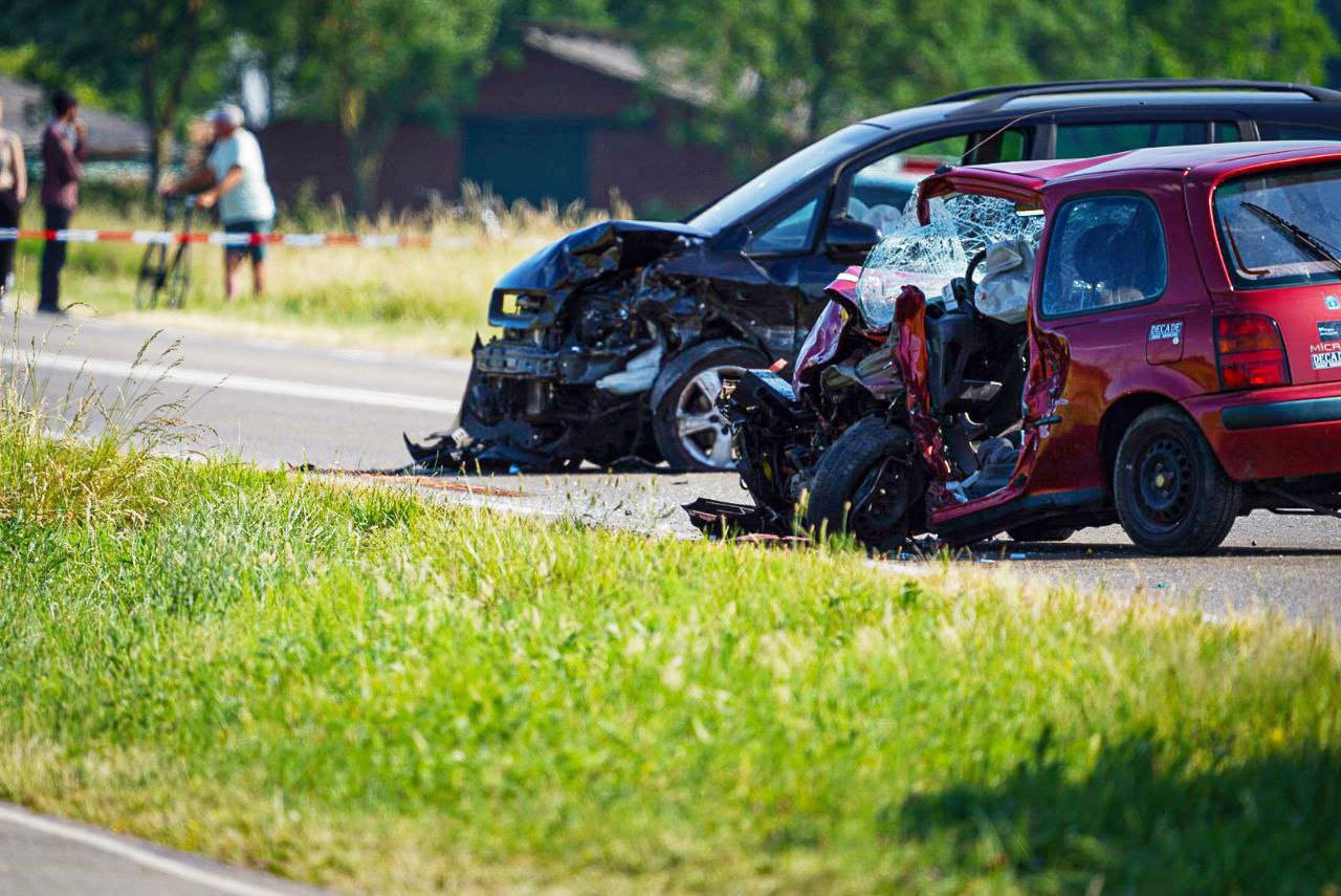 Ernstige frontale aanrijding: twee gewonden