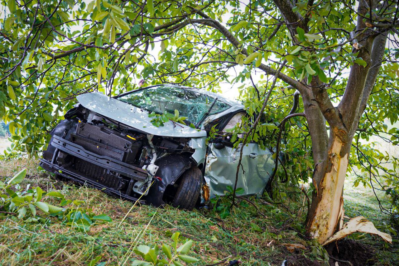 Auto raakt in de slip door gladheid op de weg, belandt tegen boom