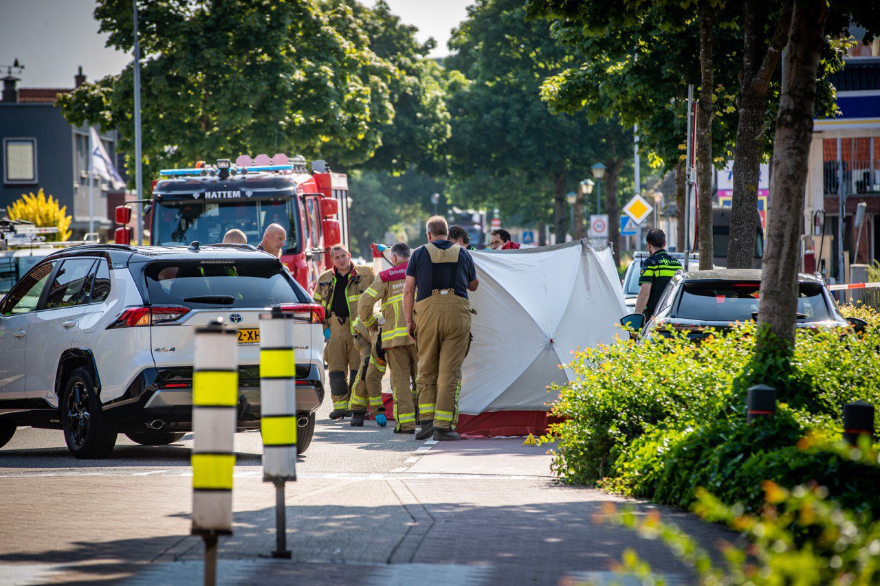 Vrouw raakt ernstig gewond na botsing tegen autodeur