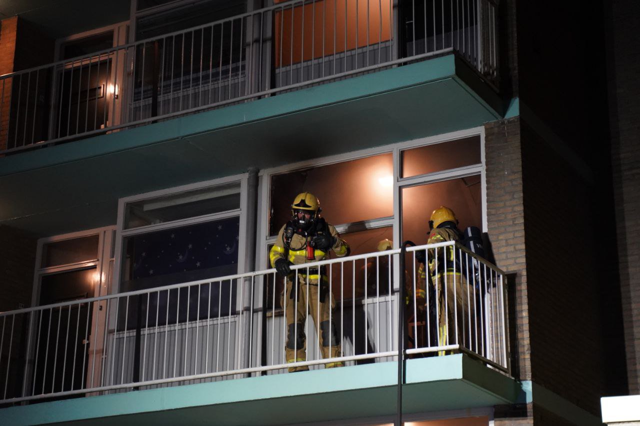 Veel rook door brand in trappenhal van flat