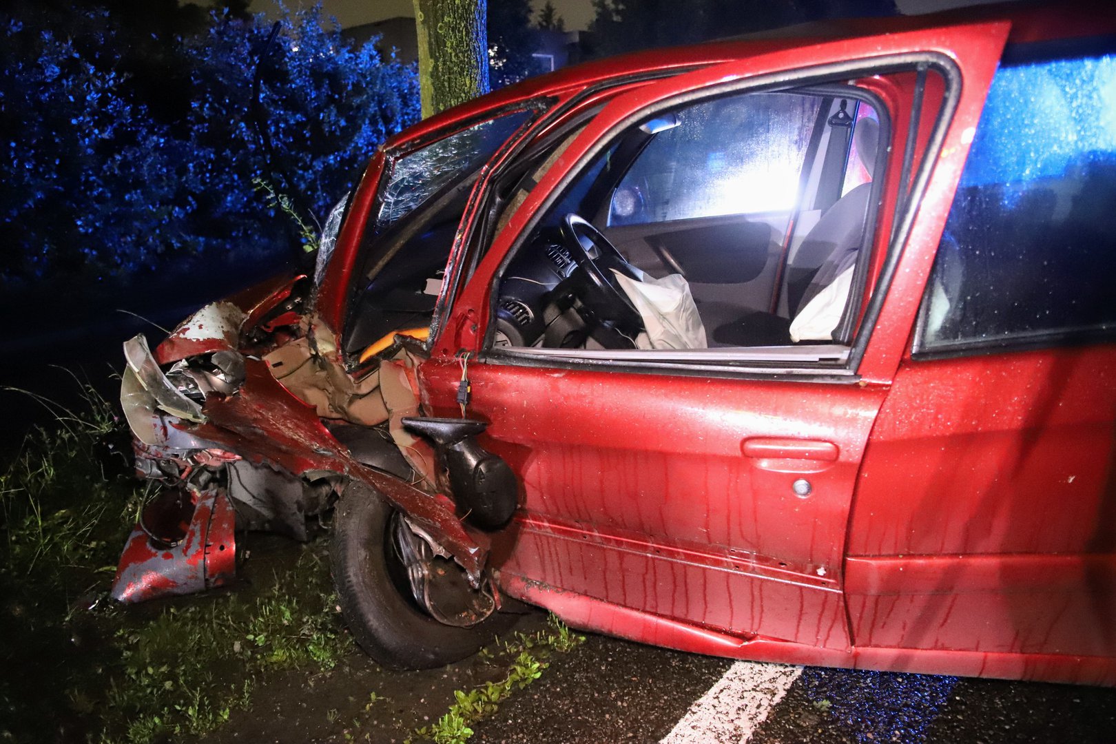 Automobilist botst tegen boom een raakt gewond