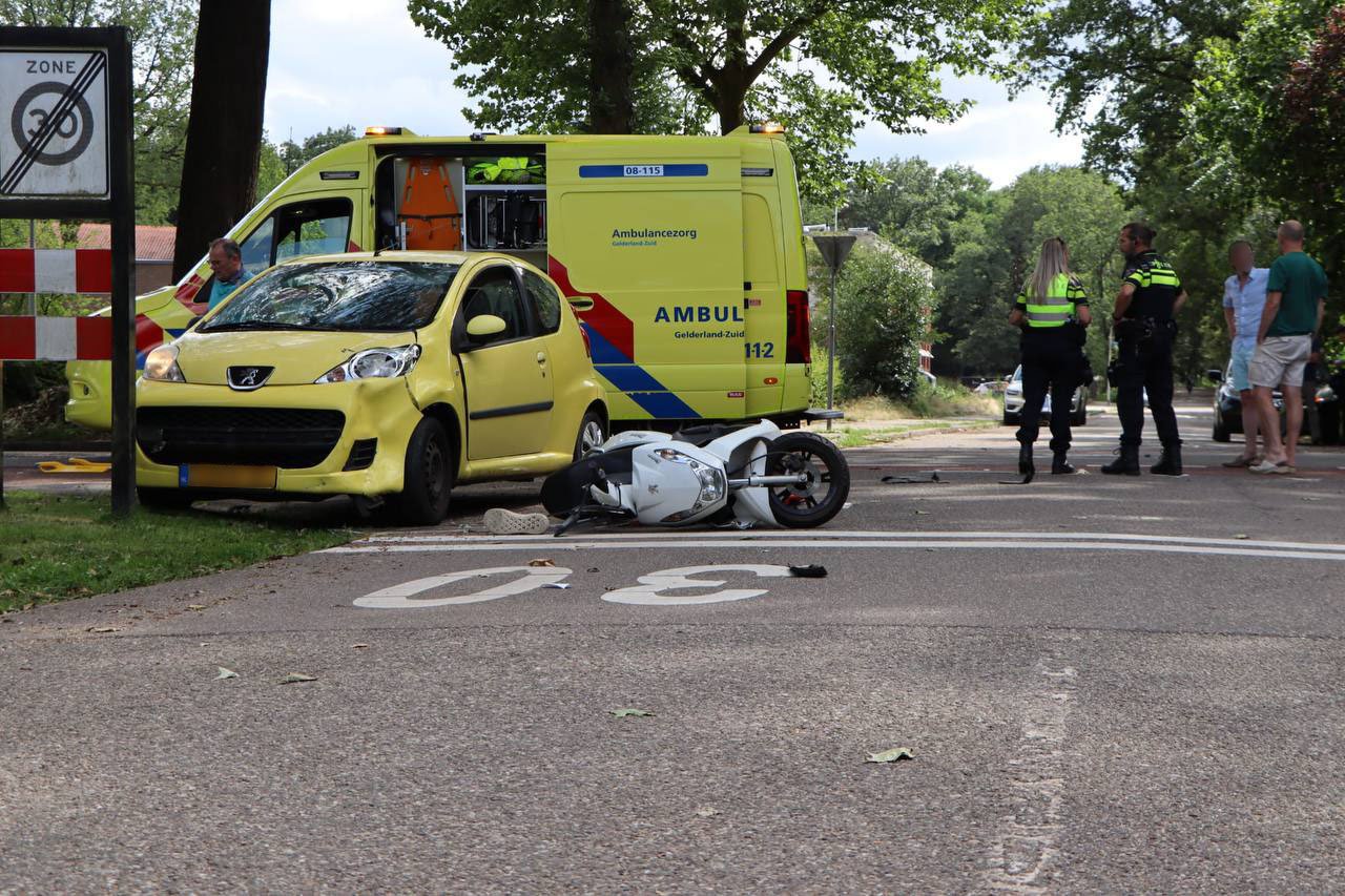 Scooterrijder gewond geraakt na botsing met auto in Nijmegen